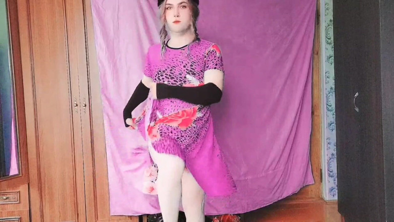 Kitty_Cross: रसदार शरीर के साथ हॉट महिलाओं का लड़का मोहक चाल दिखा रहा है