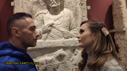 Immoral Family: Gagica britanică obraznică merge la muzeul de istorie cu tatăl...