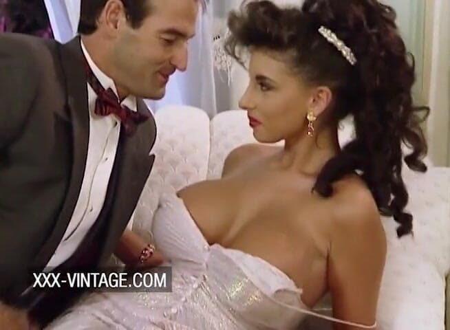 XXX-Vintage: Sexy oslava s prsatou Sarah Young