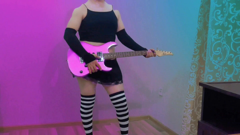 Kitty_Cross: 我用浪漫的音乐勾引你，会让你在和我一起度过一夜，我疯狂的热辣男孩请亲吻我