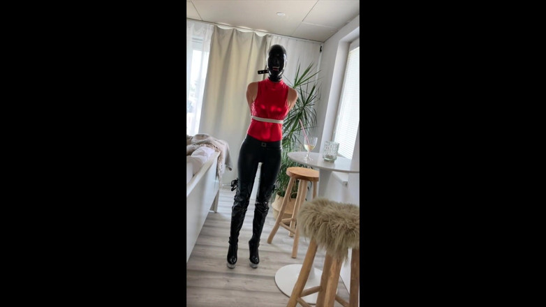 Eve Rest: Latex-bondage, high heels im hogtie