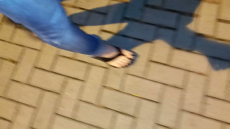 Heelex: Pieds sexy et tongs en latex