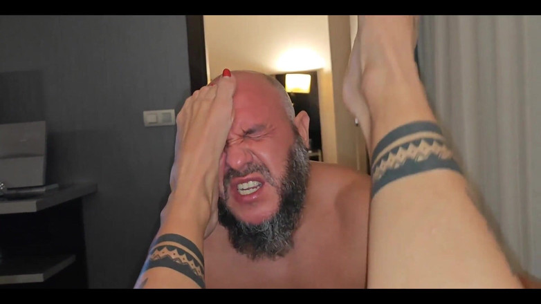 Danaxmuscles: ногами и хардкорный фут-фетиш