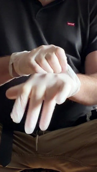 Pappa Björn onanerar med latexhandskar