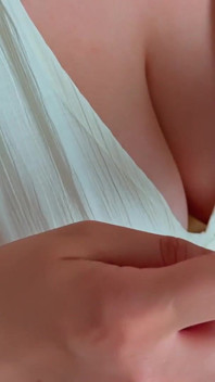 Pulchne milf testują nowy czarny dildo podczas szydełkowania