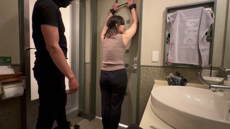 tomometal65: Femme mariée chatouillée, derrière, habillée