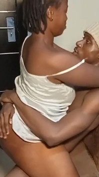 Tesão de milf seduz e fode a melhor amiga do enteado que visitou