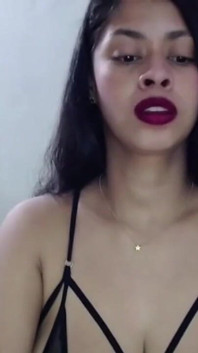 Mi hermanastra Daliataleboficial me envía un video emocionando su lencería negra