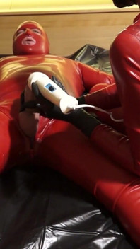 Danielle lateks dalam catsuit memiliki permainan masturbasi lateks dengan budaknya