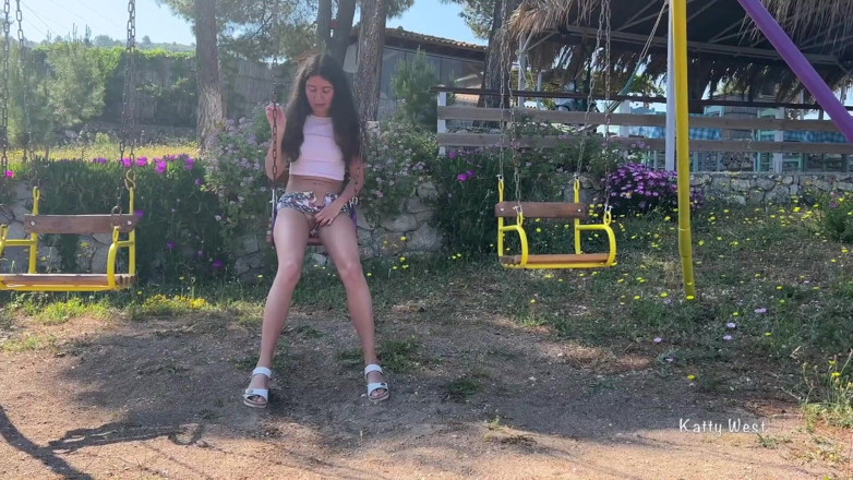 Katty West: ブランコに乗っている間に小便をした悪い女の子