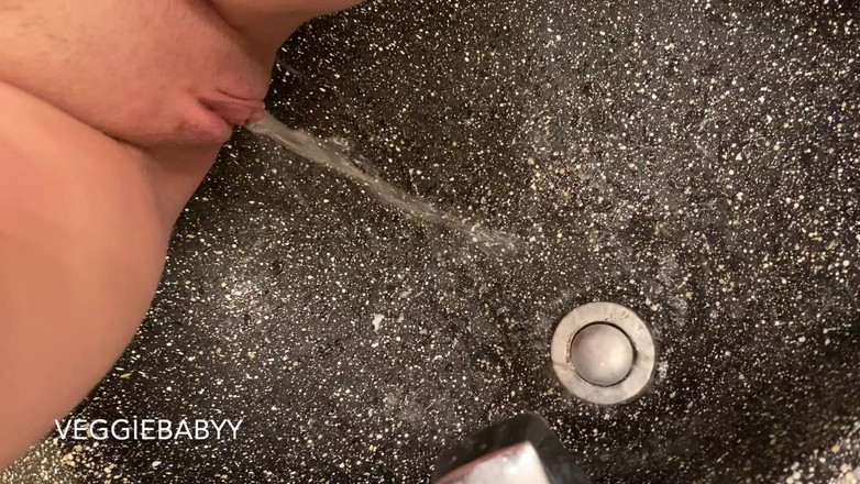 Veggiebabyy: Писяю в мою раковину на день