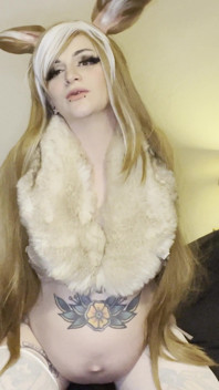 Grávida Eevee continua esguichando Pokemon Cosplay
