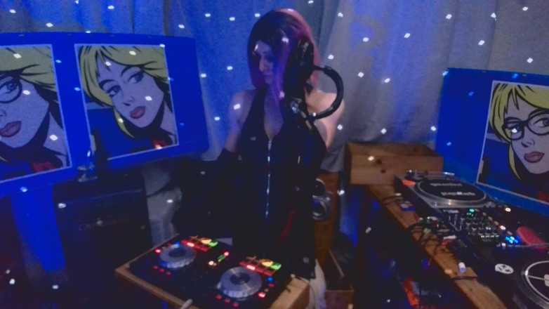 XXLUCYLUSHXX: Tits and Techno - ¿quién vería esto en livestream semanal?