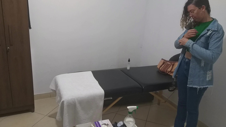 Gabi SweetCouplesStories: Examinarea reală a atingerii anale la o femeie de către...