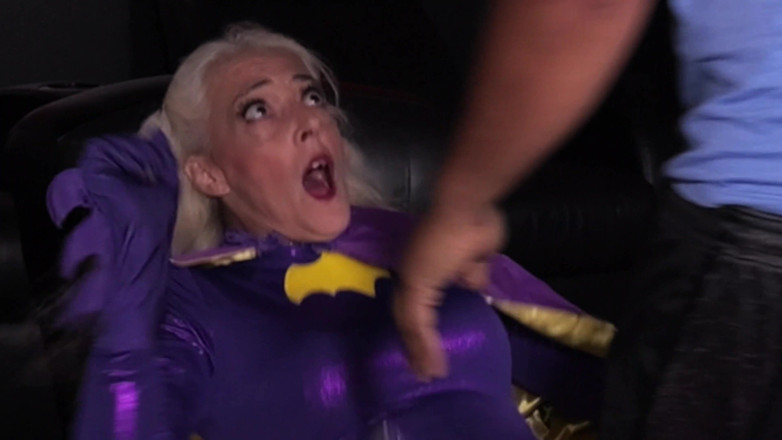 Voo Doo XXX: MILF batgirl dělá BBC