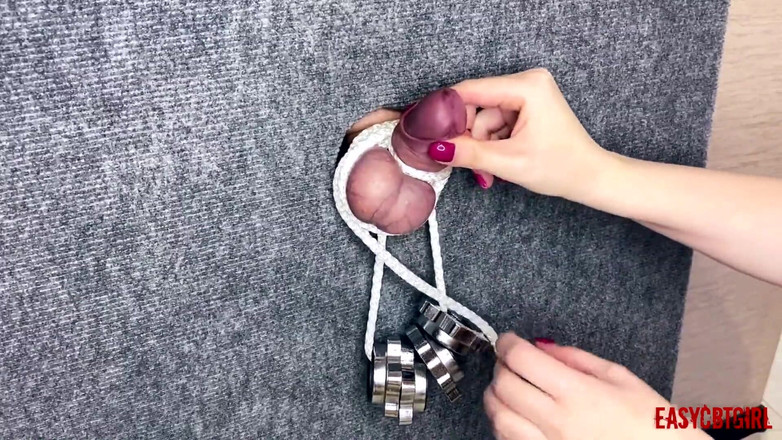 AnnyCandyPainboy: Mistress ciasnie związany kutas niewolnika i kule, wisząc ładunek na nich...