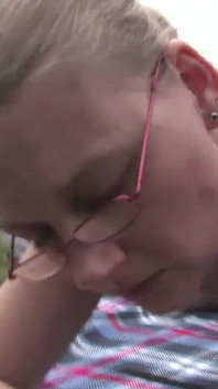 Blonda matură ia o muie minunată în aer liber