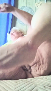 Une grosse pute baise cette bouteille de cola à pleine vitesse