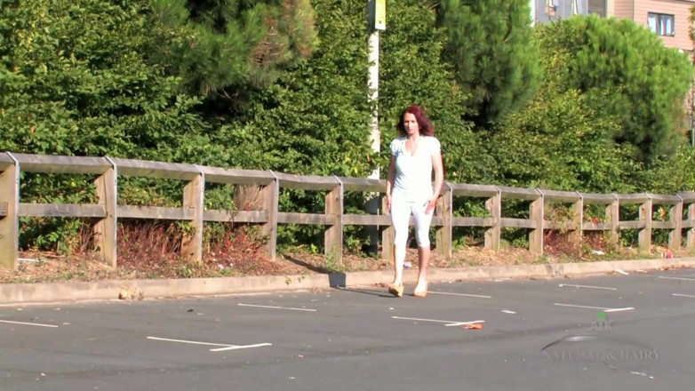 ATK Fans (Hairy): Annabella se mostra ao ar livre para alguns exercícios