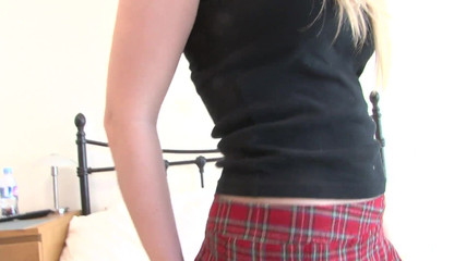 Radical Solo: 丰满的金发少女用脱衣舞诱惑你