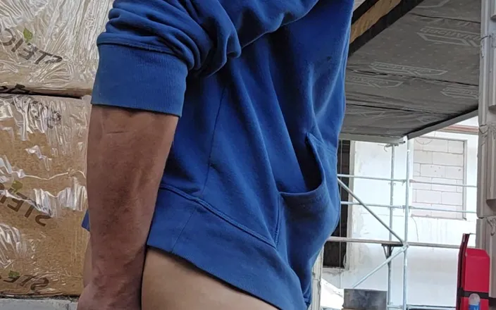 Chris_snoopy_91: Pissing Mastubing Fingering and a Dildo Fuck While Working