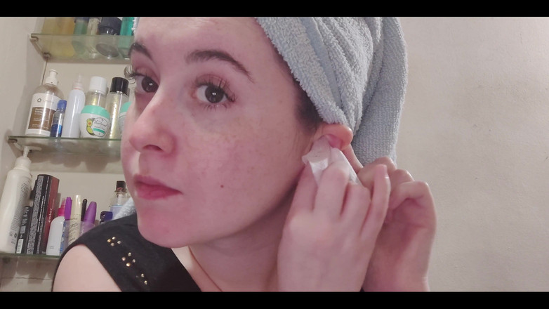 RavenHearth666VIP: Ma routine de nettoyage des oreilles commence par des cotons-tiges...