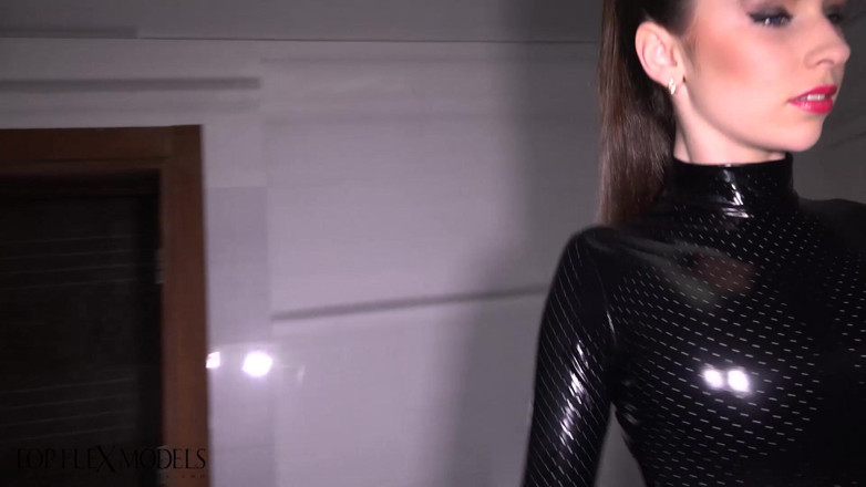Flexilady: Flexible Schönheit in glänzendem Spandex