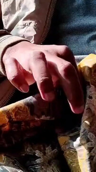78 paja de satén - frotar la cabeza de la polla y semen en traje amarillo sedoso de satén de hermanastra