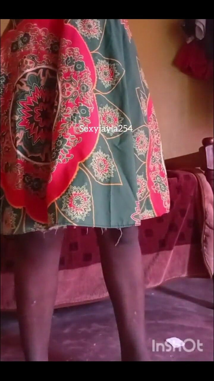 Sexyjayla254: Sexyjayla254 travestito si spoglia e mostra il suo corpo