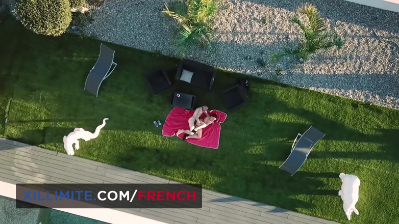 French girls at work: Sexo alrededor de la piscina en una casa swinger