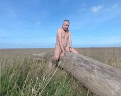 Andy: Pózuje na logu