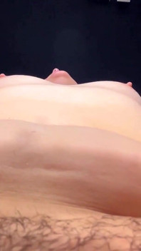 Punto de vista del coño de la esposa caliente siendo comido y lamido, ¡y follado con el dedo hasta orgasmos chorros!