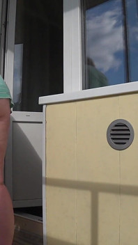 Vicino maturo sul balcone. Guardo il suo culo grosso.