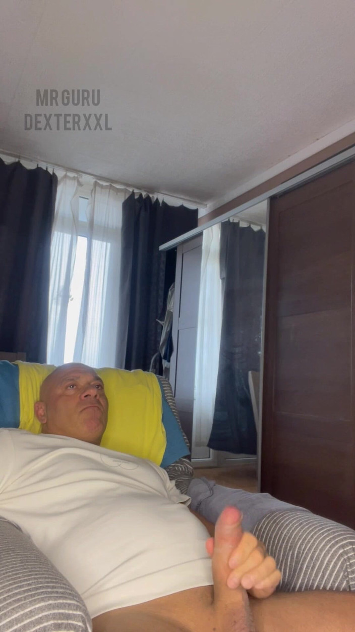 Mr. Guru: Il bodybuilder si sega mr guru si è masturbato