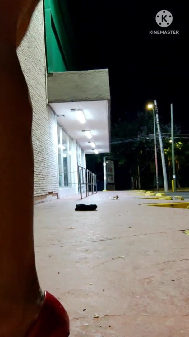 Traviezisha: Azgın kadın kılıklı araba geçerken süpermarket otoparkında şeffaf dildoyla götünü oynuyor