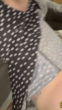 街头步行者承担我的负担，在她的裙子下没有内裤离开！