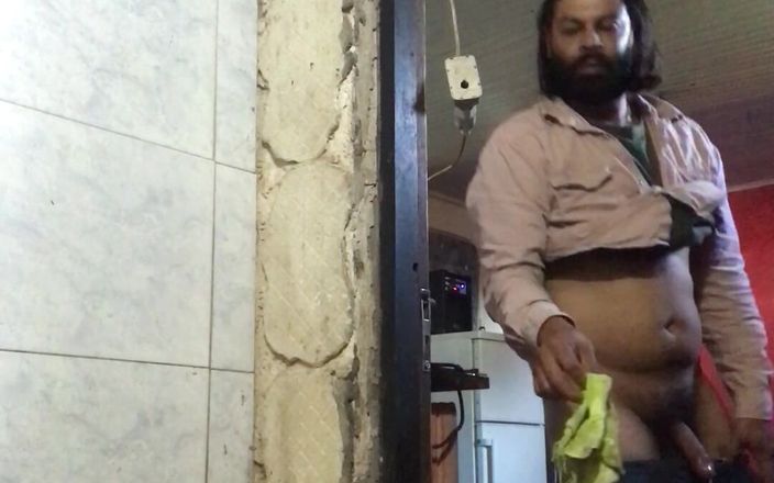 i7Bernard: Lavaboda yarağı yıkıyor.