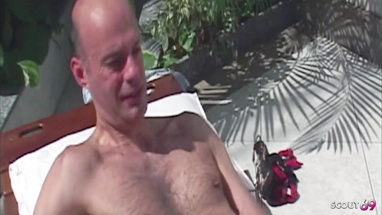 Shemale TS Collection: Facet z owłosioną dupą dostaje anal fucked na zewnątrz przez...