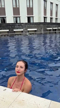 Buitenbikini plagen, grote borsten tonen
