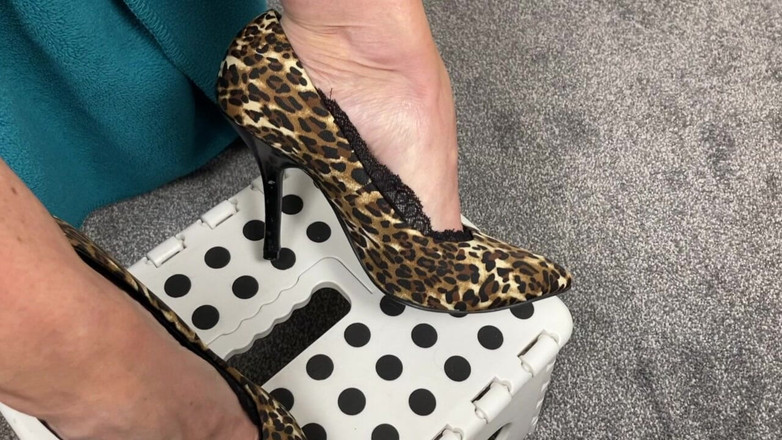 Mr MF: Nyonya dewasa footboy melepas sepatu dan kaus kakinya yang bau