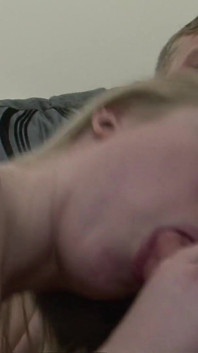 Blondes küken Satin funken von lucy auf gesicht gespritzt