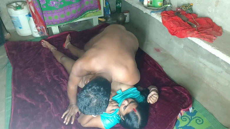 Raju Raju: Neighbor's Sexy Hot Stepaunty Got Naked and Fucked Desi Style
