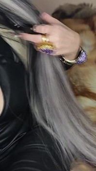 Extreem lange naaldnagels en leren laarzen aanbidden