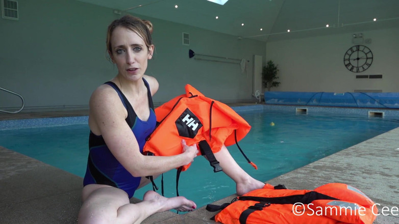 Sammie Cee: Porovnání záchranných vest MarinePool &amp; Helly Hansen