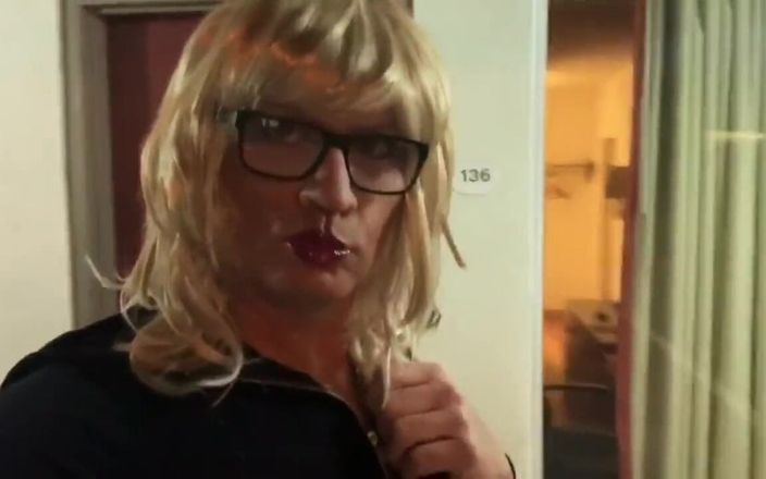 CindieLove: Public Sissy Slut, Stacje benzynowe, Hotele, Motele, Na zewnątrz CD