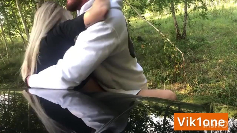 Vik1one: Baise sympa dans les bois avec une blonde sexy éjaculée dans...
