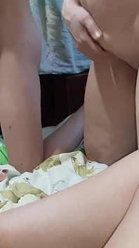 Jedna ogolona cipka i dwie owłosione cipki płyną z masturbacji i orgazmu