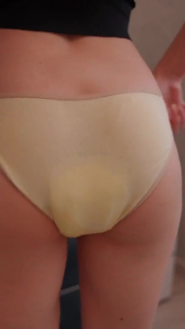 Peeing in the Incontinence Pad (Mefantasy)