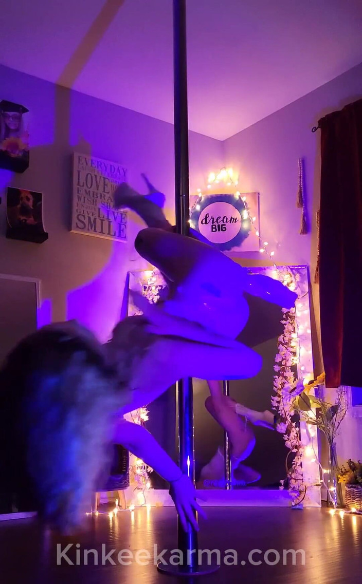 Kinkee Karma: Bu çok seksi bir sahne setiydi!! Siz kızlar için daha fazla şov...