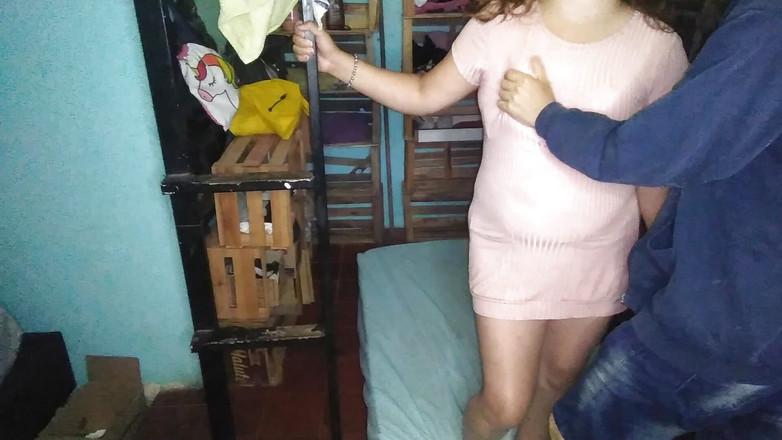 Fitcure1: 我抚摸她的奶子，拉起她的短裙，玩弄并亲吻她的屁股。